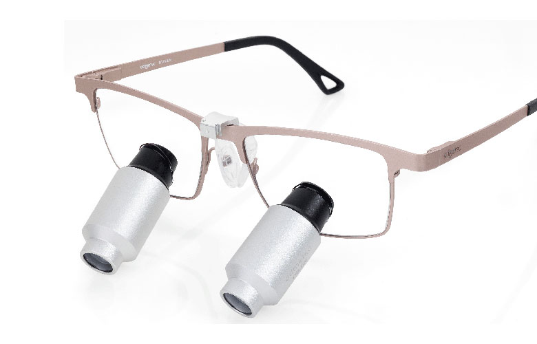 綾瀬亀有ロハス歯科＆矯正歯科のの高倍率歯科用ルーペ